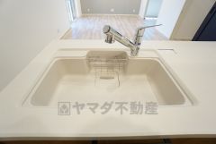 広々とした凸型シンクに洗剤ポケットを標準装備。大きなお鍋など洗いやすいです。洗剤や石鹸、スポンジもすっきりできる収納付き。