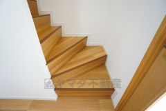 ご年配の方でも安心できる、手すり付き階段です＾＾段差も低めで設定されてますので安全性にも優れてますね＾＾