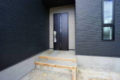 ・家の顔となる玄関扉がかっこいいと、たくさんの人を招き入れたくなりますね＾＾奥まって設置されており、雨にも濡れにくくなっています。