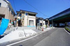 前面道路は約6ｍと広く駐車がスムーズに出来ます。 カースペースは2台付です。ご夫婦で一台ずつ所有出来ます。