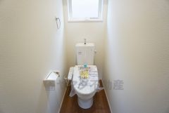 温水洗浄機付トイレです。節水機能もあるので、安心して使えますね。もちろん、1階2階の2ヶ所にトイレがあるので、忙しい朝にもゆとりができますね。