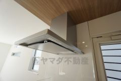 調理により発生する油煙や臭いを吸い込み、屋外へ排気してくれます。