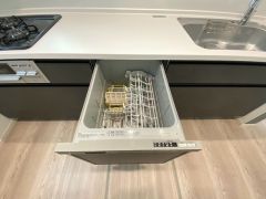 家事の時間が短縮できる食器洗浄乾燥機付。後片付けもラクラクです。 食器を洗う手間が減るので家族とのコミュニケーションの時間や自分の時間が増えますね。