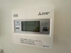 給湯器リモコンはキッチン横からボタンひとつで操作が楽々。通話ボタン付きでお子様とも会話ができて安心です。