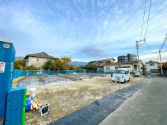 前面道路は前面道路は公道北側約3.6ｍ、公道西側約4ｍ。