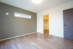 住む人のこだわりを活かす洋室＾＾日当たりがよく、寝室としての利用もおすすめ。広めのクローゼットもあり荷物もすっきり片付けれ、ゆとりのある暮らしが出来ます＾＾