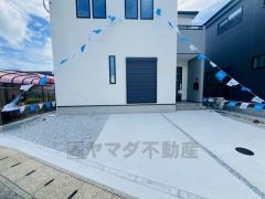 カースペースは停めやすい並列駐車2台付き。（軽自動車含む） 前面道路は約9ｍと駐車がスムーズにできる広さです＾＾