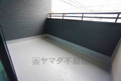 幅広のインナーバルコニーは急な雨から洗濯物を守りやすく、眩しすぎる日差しも和らげます。