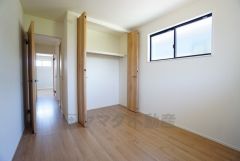 木目調のシンプルデザインで落ち着きと安らぎの空間に仕上げています。各部屋に収納が完備されているので、お荷物が多くなっても安心の設計です。