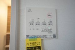 雨の日の洗濯も安心できる浴室暖房乾燥機付き浴室。リモコンで操作もボタン1つで簡単。 浴室暖房乾燥機には、暖房、乾燥、涼風、換気の4つの機能が付いています。タイマー付きです。