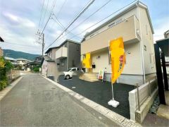 前面道路は交通量が少なく、小さなお子様がいるご家庭も安心です＾＾