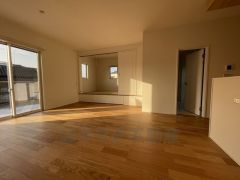 対面式キッチンを中心としたリビングダイニングで家族の会話が弾みそうです。