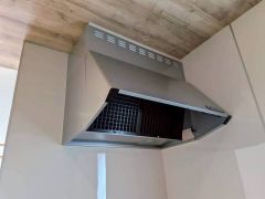 調理により発生する油煙や臭いを吸い込み、屋外へ排気してくれます。