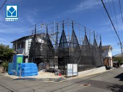 現地（2026年8月）撮影。角地。久原小学校まで徒歩約17分（約1200ｍ）トリアス久山まで車で約10分（約3.4ｋｍ）