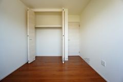 同仕様写真。木目調のシンプルデザインで落ち着きと安らぎの空間に仕上げています。各部屋に収納が完備されているので、お荷物が多くなっても安心の設計です。