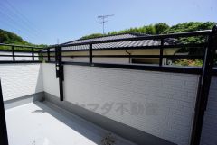 南向きで日当たりの良いバルコニー。お洗濯物も気持ちよく干せそうです。