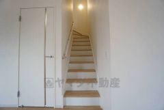 ご年配の方でも安心できる、手すり付き階段です＾＾段差も低めで設定されてますので安全性にも優れてますね＾＾