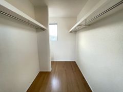 主寝室には大型のウォークインクローゼット。採光と換気に優れた小窓がありがたいですね＾＾
