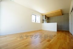 同仕様写真。家族が集まる開放的なリビング。約18.5帖の大空間で毎日のお食事が楽しみです＾＾思い思いの時間を過ごしたり、家族みんなで食事をしたり、素敵な団らんの場になりますね。