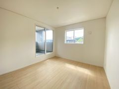主寝室としてお使いいただけそうなこちらのお部屋は、日当たりが良く、爽やかな風を感じて起きる朝は、快適生活の始まりに。