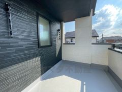 お洗濯物を干すスペースとしても十分な広さがあります。  お天気の良い日はお洗濯物がよく乾きそうな日当たり良好のバルコニー＾＾