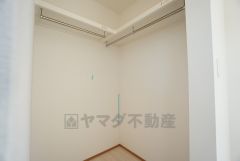 同仕様写真。収納力豊富なウォークインクローゼット付き。洋服や小物などを1箇所にまとめて美しい収納を実現します。