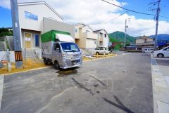 前面道路は6ｍと駐車がスムーズにできます＾＾ 居住者のみの通行で交通量が少なく小さなお子様がいるご家庭も安心です＾＾