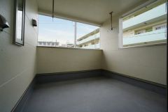 幅広のインナーバルコニーは多少の雨でも洗濯物を守ってくれ、家事を助けてくれること間違いなし。眩しすぎる日差しも和らげます。