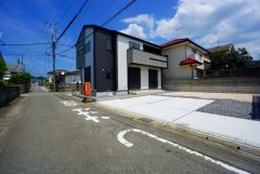 主要採光南向きで陽当たり良好。 交通量が少なく、小さなお子様がいるご家庭も安心です＾＾ 敷地面積広々61坪。