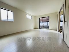 夏は強い日差しをカット、冬は暖かな遮熱高断熱型Low-Eガラスを採用。夏の強い日差しを約60%カットし、冷房効果を高めます。紫外線もカットするため紫外線による日焼けも抑制。