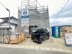 駐車スペースはゆとりある2台分を確保。マイカー用に、お客さま用に、余裕を持ってご利用いただけます。 ご夫婦で1台ずつと急な来客やご友人が来ても安心して駐車できます＾＾