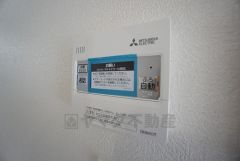 キッチン横からお湯張り、追い炊き、足し湯がボタン一つで楽々操作できる給湯機リモコンです＾＾忙しい夕飯の準備の時間帯に重宝しますね。