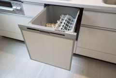 食事の後の手間を解消する食器洗い乾燥機を標準装備。手洗いよりも断然節約でき、節水で自然にもやさしいです。