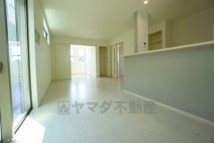 大きな窓のあるリビングは、陽光あふれる明るい空間です。居心地良く、ご家族皆がゆったり寛げる憩いの空間となりそうです。