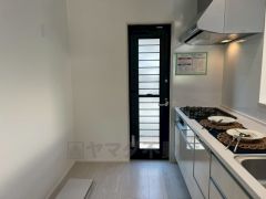 生ごみの仮置きに重宝する勝手口付きのキッチン＾＾　生ごみの臭いに悩まされることがなくなりますね。