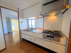 対面式カウンターキッチンでお子様の様子が見守れます。カウンタートップは耐熱性に優れており、日ごろのお掃除もふき取るだけでＯＫ。もちろんリフォームも可能です。