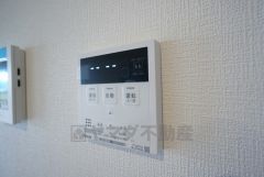給湯器リモコンはキッチン横からボタンひとつで操作が楽々。通話ボタン付きでお子様とも会話ができて安心です。