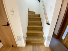 ご年配の方でも安心できる、手すり付き階段です＾＾段差も低めで設定されてますので安全性にも優れてますね＾＾