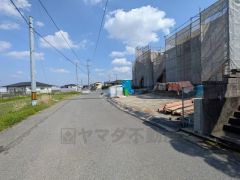 前面道路は公道北側約6.91～7.22ｍ。幅広いため車の離合や駐車がスムーズです＾＾