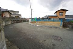 前面道路は公道東側約6.5ｍ。幅広いため、車の離合や駐車がスムーズです＾＾ 