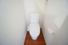 温水洗浄機付トイレです。節水機能もあるので、安心して使えますね。もちろん、1階2階の2ヶ所にトイレがあるので、忙しい朝にもゆとりができますね。
