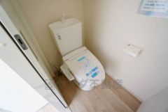 温水洗浄機付トイレです。節水機能もあるので、安心して使えますね。もちろん、1階2階の2ヶ所にトイレがあるので、忙しい朝にもゆとりができますね。