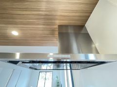 調理により発生する油煙や臭いを吸い込み、屋外へ排気してくれます。