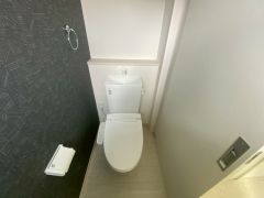 温水洗浄機付トイレです。節水機能もあるので、安心して使えますね。もちろん、1階2階の2ヶ所にトイレがあるので、忙しい朝にもゆとりができますね。
