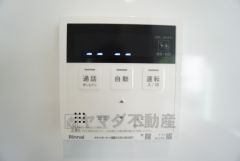 給湯器リモコンはキッチン横からボタンひとつで操作が楽々。通話ボタン付きでお子様とも会話ができて安心です。