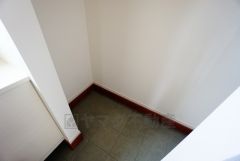 同仕様写真。シューズインクローゼットも完備されており、玄関収納も問題ありません。棚の上にお花など飾ってインテリアも楽しめますね。