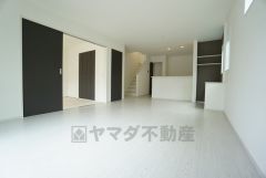 対面式キッチンを中心としたリビングダイニングで家族の会話が弾みそうです。