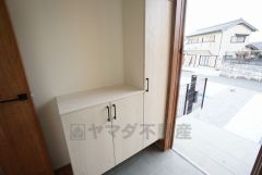 たっぷり収納できるシューズボックスです。家族全員の靴がきれいに整頓できます。棚の上にお花や写真を飾っても良いですね。