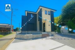 土井駅まで徒歩10分。バス停徒歩3分。コンビニ徒歩7分。スーパー徒歩13分。 ファミリークローク・WIC・パントリー・2ヶ所バルコニー＾＾