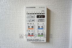 同浴室暖房乾燥機には、暖房、乾燥、涼風、換気の4つの機能が付いています。タイマー付きです。